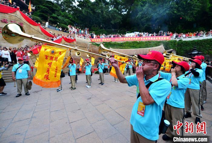 9月19日，台湾大甲镇澜宫哨角队参与2023年海峡两岸同胞护驾湄洲妈祖金身巡安莆田活动。中新网记者张斌摄