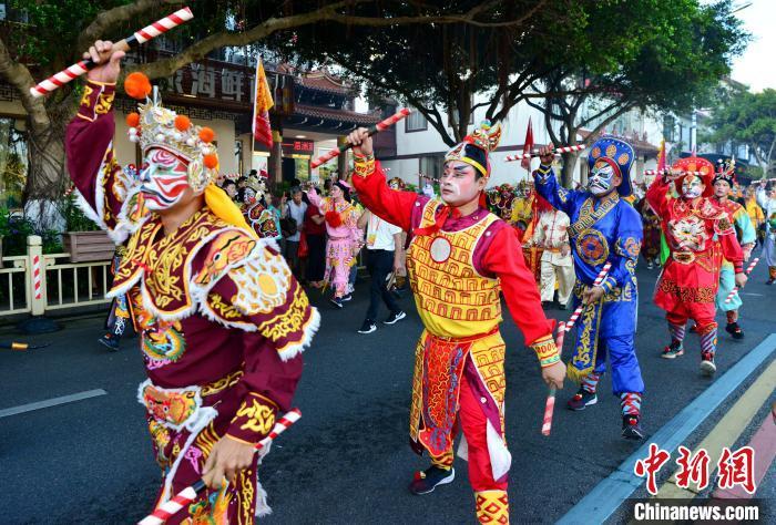 19日，2023年海峡两岸同胞护驾湄洲妈祖金身巡安莆田活动中，英歌队在巡安队伍前端开道。中新网记者张斌摄