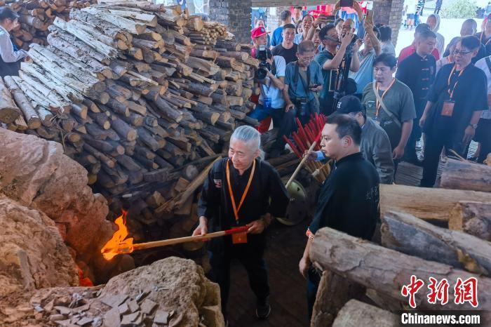 19日，祭窑神仪式后，闽台陶瓷艺术家携手点燃薪火。中新网记者 孙虹 摄
