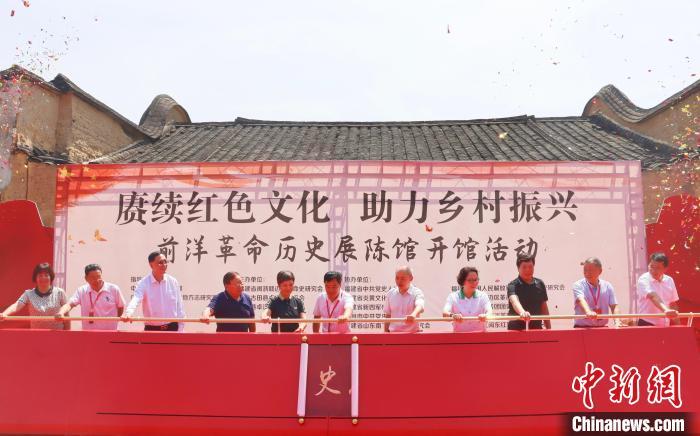 与会领导嘉宾推杆启动活动。吴允杰摄