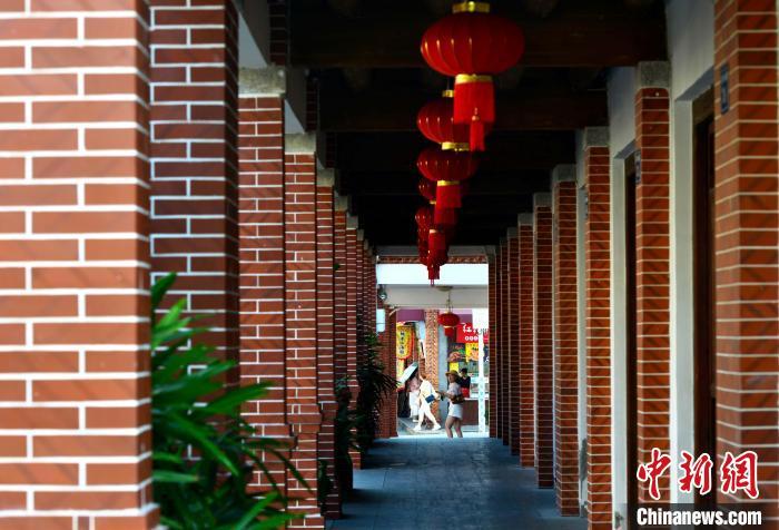图为9月19日，游客在漳州古城游玩。随着古城进一步的保护开发，古城的人气越来越旺，古城成为漳州城市“会客厅”。中新网记者 张斌 摄