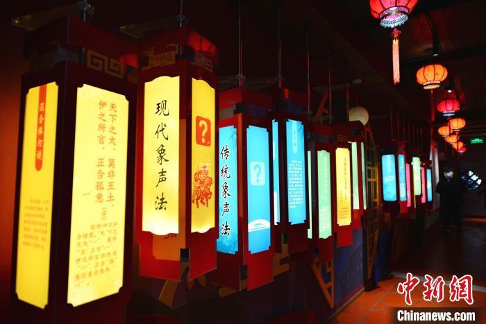 图为9月19日，参观者在漳州灯谜艺术博物馆参观。为加强古城传统文化传承保护，漳州古城记忆馆、漳州灯谜艺术博物馆、漳州非遗展示馆等“九馆一所五中心”相继建成开放。中新网记者 张斌 摄