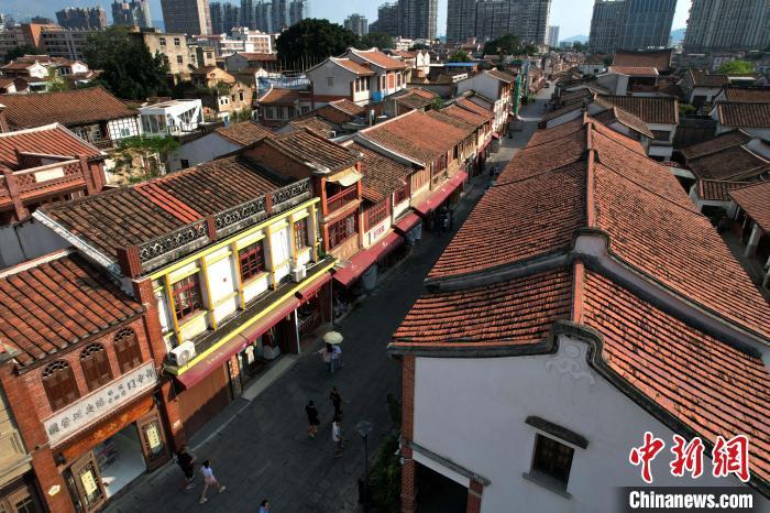 图为9月19日，游客在漳州古城游玩。随着古城进一步的保护开发，古城的人气越来越旺，古城成为漳州城市“会客厅”。(无人机照片) 中新网记者 张斌 摄