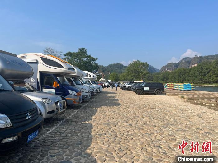 自驾车旅居车聚集武夷山。　　叶国宝 摄