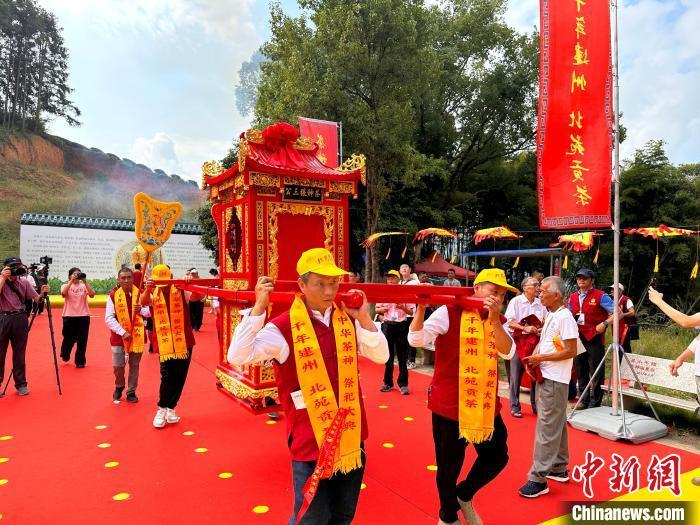神轿登场。中新网记者 张丽君 摄