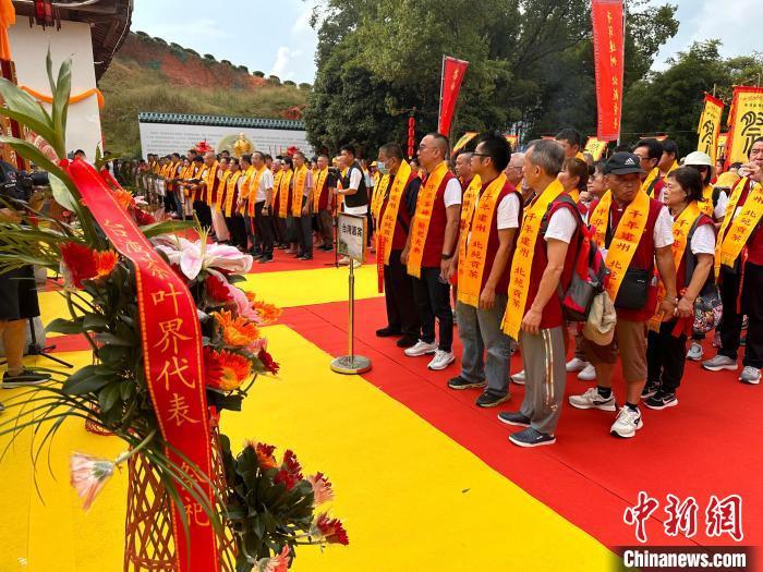两岸茶人参加祭祀典礼。中新网记者 张丽君 摄