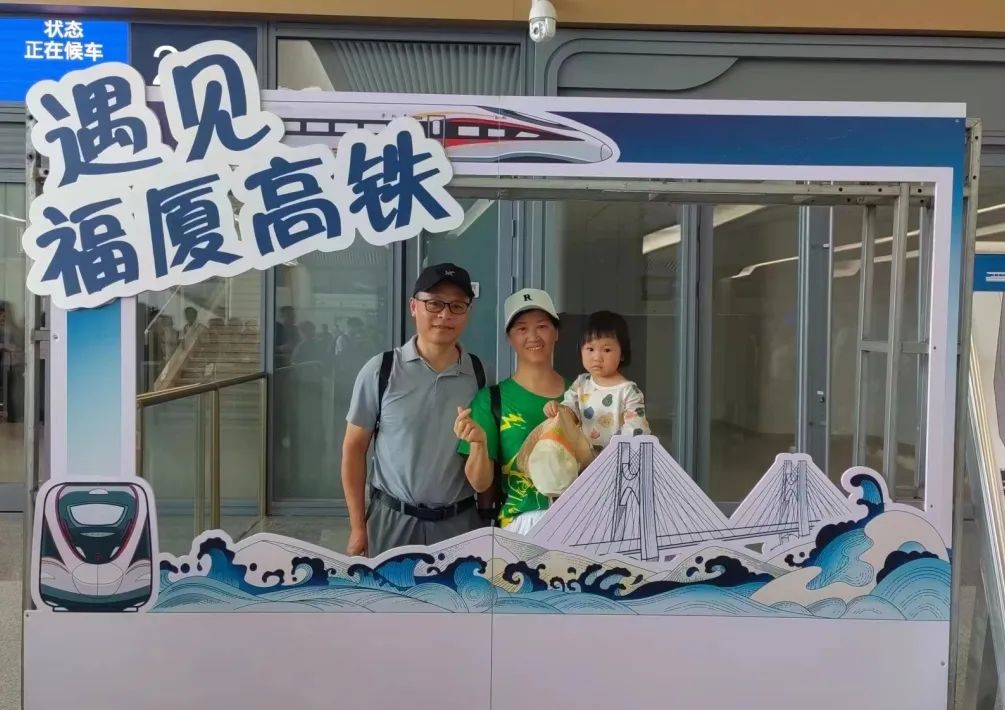 不少乘客慕名而来，一大早来候车室等候，体验中国首条跨海高铁。江曲摄