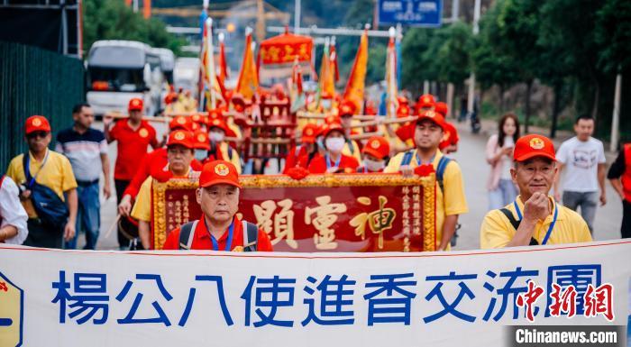 马祖进香团福州闽侯拜谒“杨公八使”。中新网记者李南轩摄