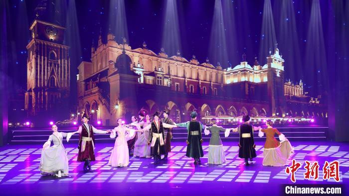 图为波兰哈纳姆民间舞蹈团带来舞蹈表演。林楷煜 摄
