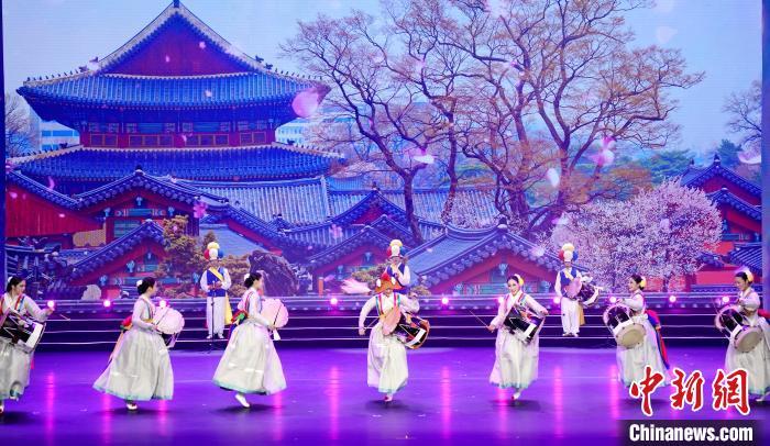图为韩国柳氏舞蹈团带来舞蹈表演。林楷煜 摄
