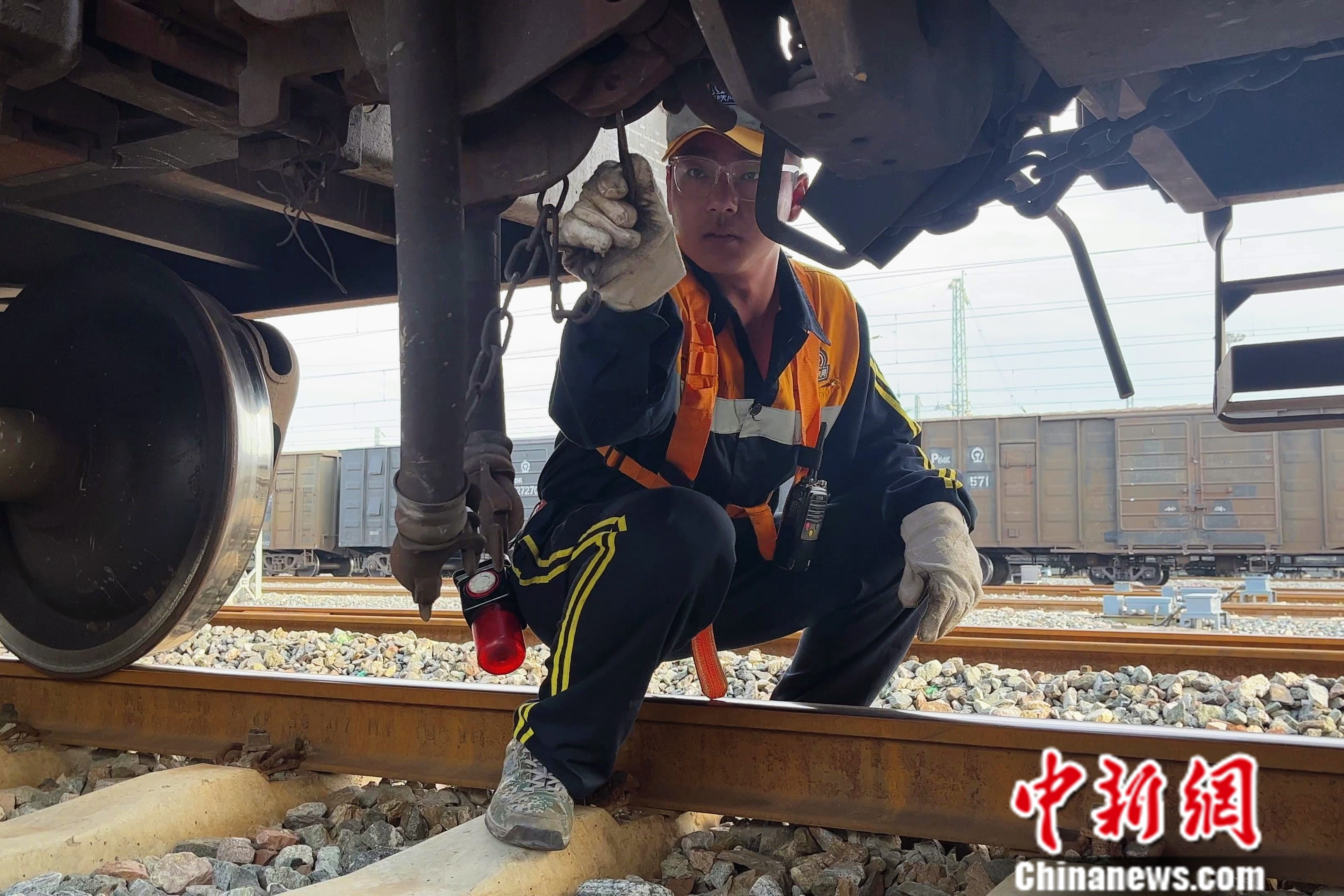 邬远在工作中 国铁西安局西安西站供图