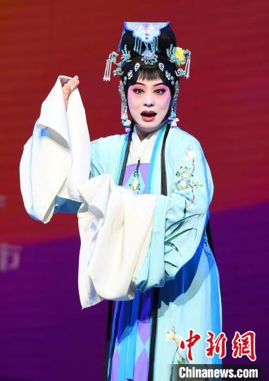 10月17日晚，福建京剧院青年青衣演员邱聪聪在参赛剧目《才女鱼玄机》饰演鱼玄机。中新网记者刘可耕摄