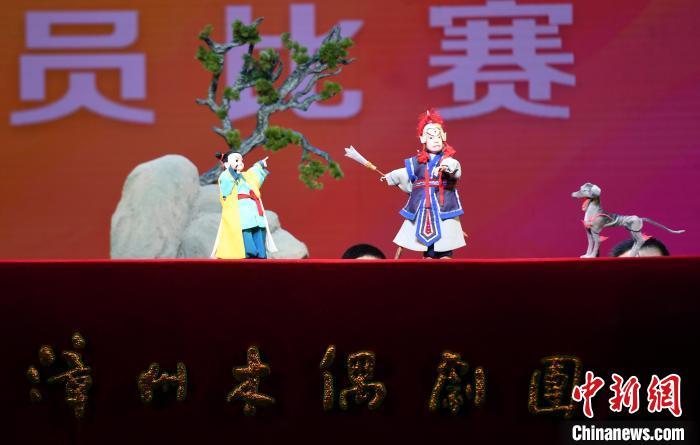 10月17日晚，漳州市布袋木偶传承保护中心演员郑珏表演参赛布袋木偶剧《劈山救母》选段。中新网记者刘可耕摄