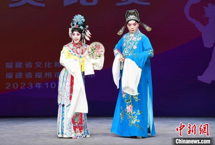 10月17日晚，福建京剧院青年青衣演员王芬(左)在参赛演出剧目《谢瑶环·花园》中饰演谢瑶环。中新网记者刘可耕摄
