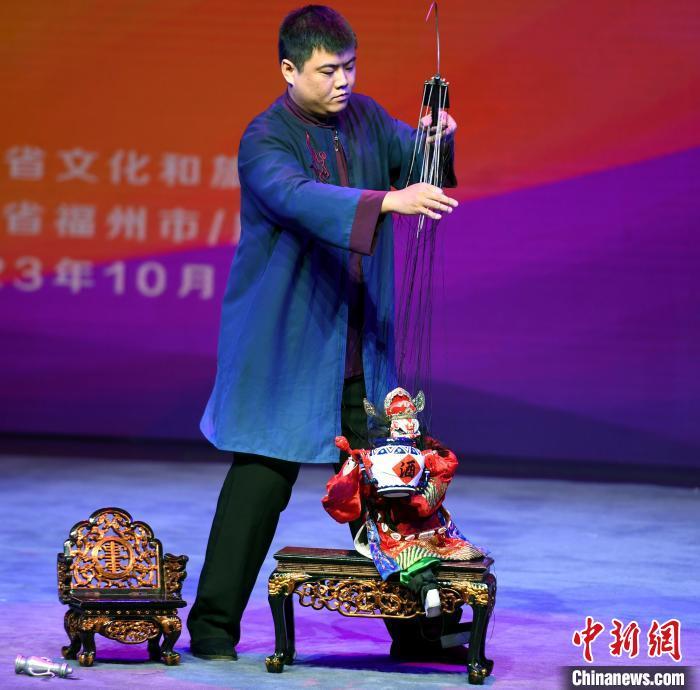 10月17日晚，泉州市提线木偶戏传承保护中心演员张耀华表演参赛提线木偶戏《钟馗醉酒》选段。中新网记者刘可耕摄