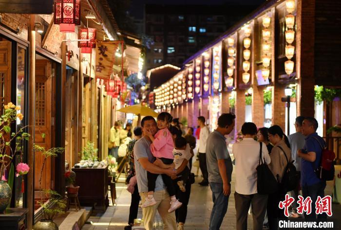 10月17日晚，夜色下的福建省莆田市兴化府历史文化街区里，游人络绎不绝。　中新社记者 吕明 摄