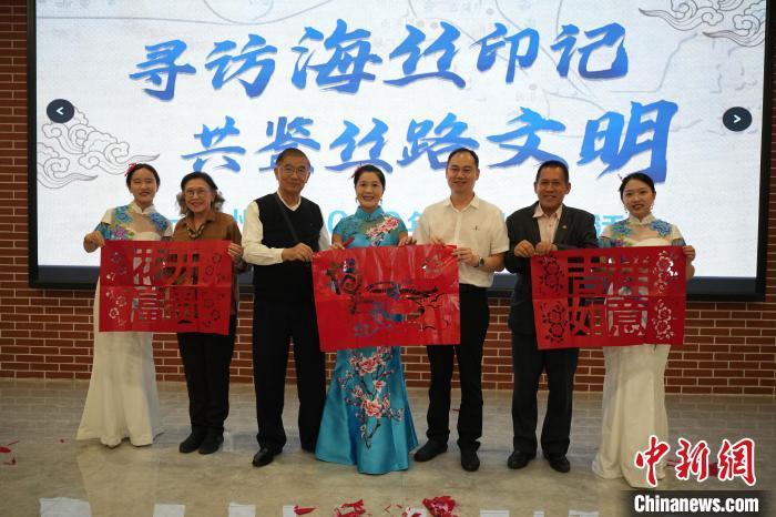 活动中,外宾们体验“非遗”项目剪纸等。漳州市外办供图 活动中,外宾们体验“非遗”项目剪纸等。漳州市外办供图