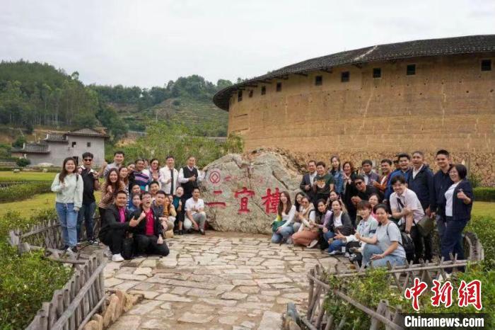 图为外宾们参观华安县列入世界文化遗产的著名土楼“二宜楼”并合影留念。漳州市外办供图 图为外宾们参观华安县列入世界文化遗产的著名土楼“二宜楼”并合影留念。漳州市外办供图