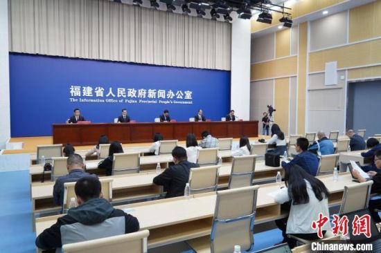 10月27日，第三届世界闽籍华侨华人社团联谊大会暨福建省海外联谊会第六届理事大会新闻发布会在福州举行。　中新网记者 闫旭 摄