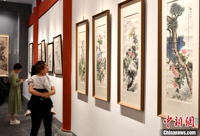图为市民参观展览。中新网记者 吕明 摄