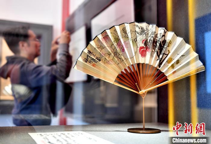 图为市民参观展览。中新网记者 吕明 摄