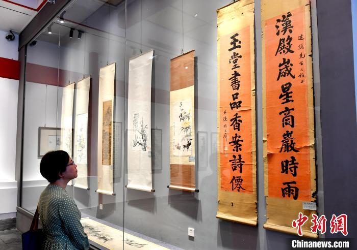 图为市民参观展览。中新网记者 吕明 摄