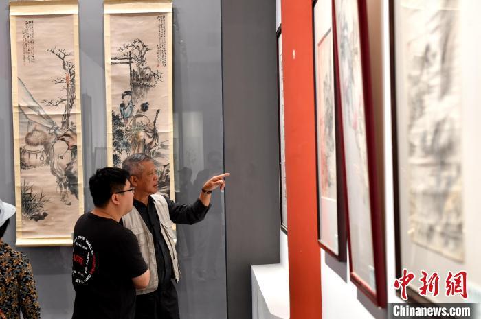 图为市民参观展览。中新网记者 吕明 摄