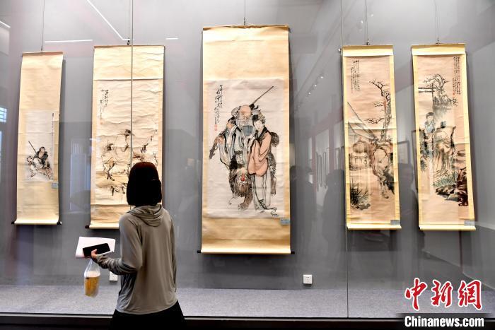 图为市民参观展览。中新网记者 吕明 摄