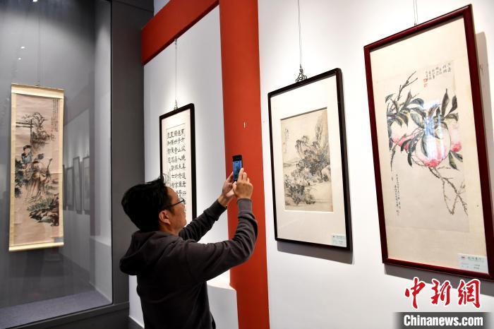 图为市民参观展览。中新网记者 吕明 摄