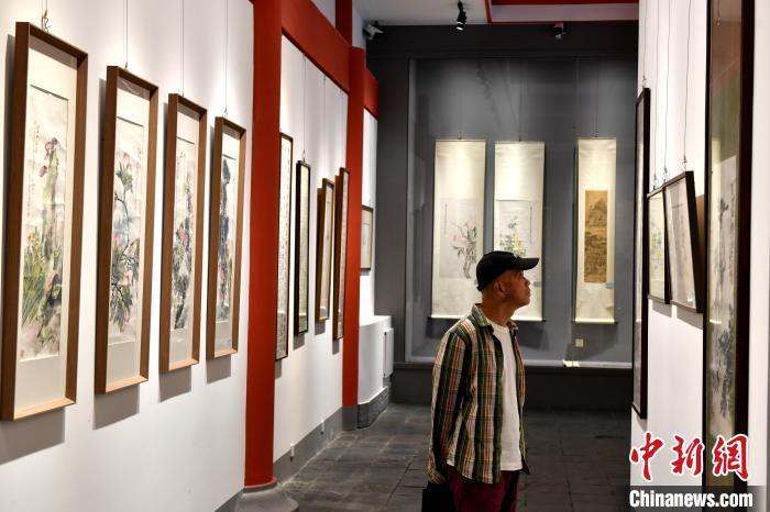 图为市民参观展览。中新网记者 吕明 摄