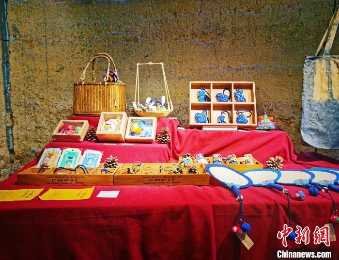 先锋厦地水田书店内摆放着精美的手工艺品。林榕生 摄