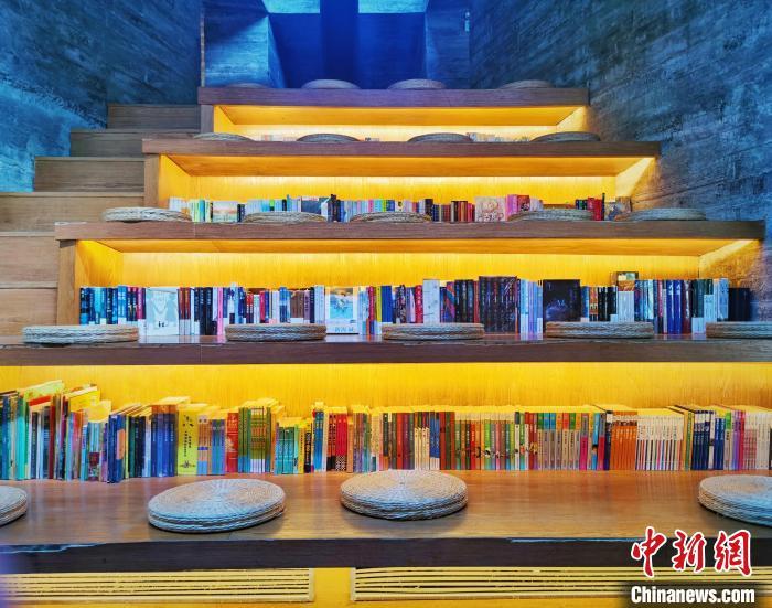 先锋厦地水田书店的一角，摆满了各类书籍。林榕生 摄