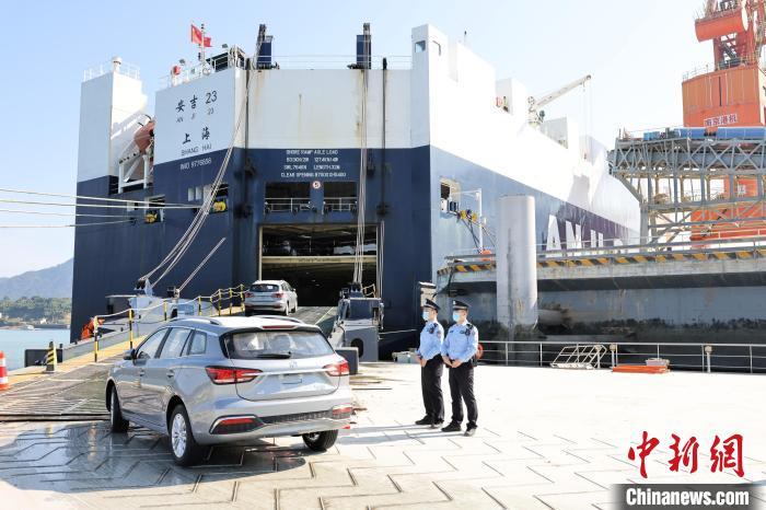 11月6日，宁德边检站移民管理警察监护商品车装载作业。严贵翔 摄