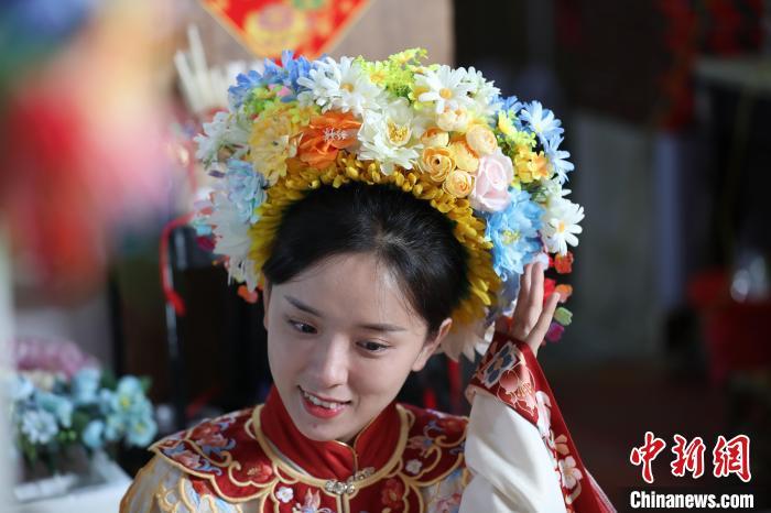 11月16日，游客在蟳埔村体验当地渔女“簪花围”头饰。张旭 摄