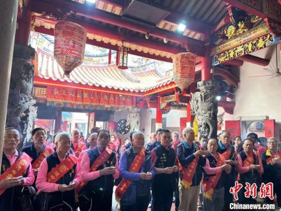 图为18日台湾参访团一行人在福建漳州市芗城区的顶田霞正顺庙进香祭拜。顶田霞正顺庙供图