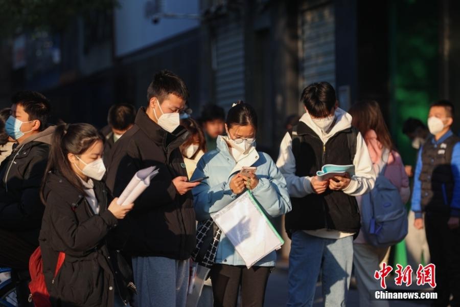 资料图：几名考生在考点外复习。。<a target='_blank' href='/'>中新社</a>记者 刘力鑫 摄
