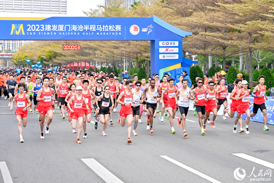 2023厦门海沧半程马拉松赛鸣枪开跑。人民网记者 陈博摄