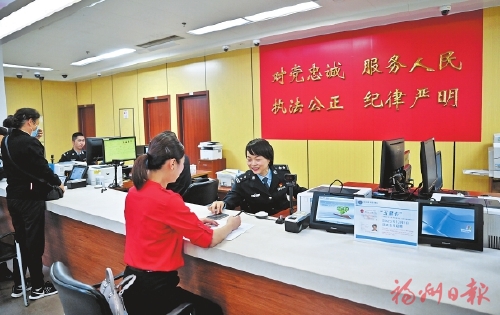 把心贴近人民　实干推动发展