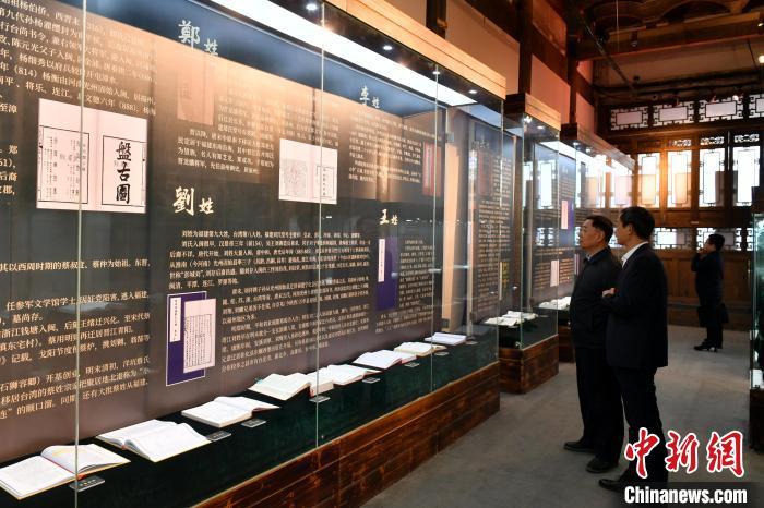 12月8日，闽台谱牒文化主题展在福州闽台历史文化研究院开展。　中新社记者 吕明 摄