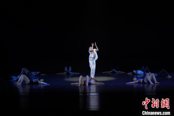 9日，“十载同行 心手相连”2023泉州·横滨·光州文艺汇演在福建泉州举办。图为韩国光州舞者呈现的舞蹈《Integral》。　林楷煜 摄