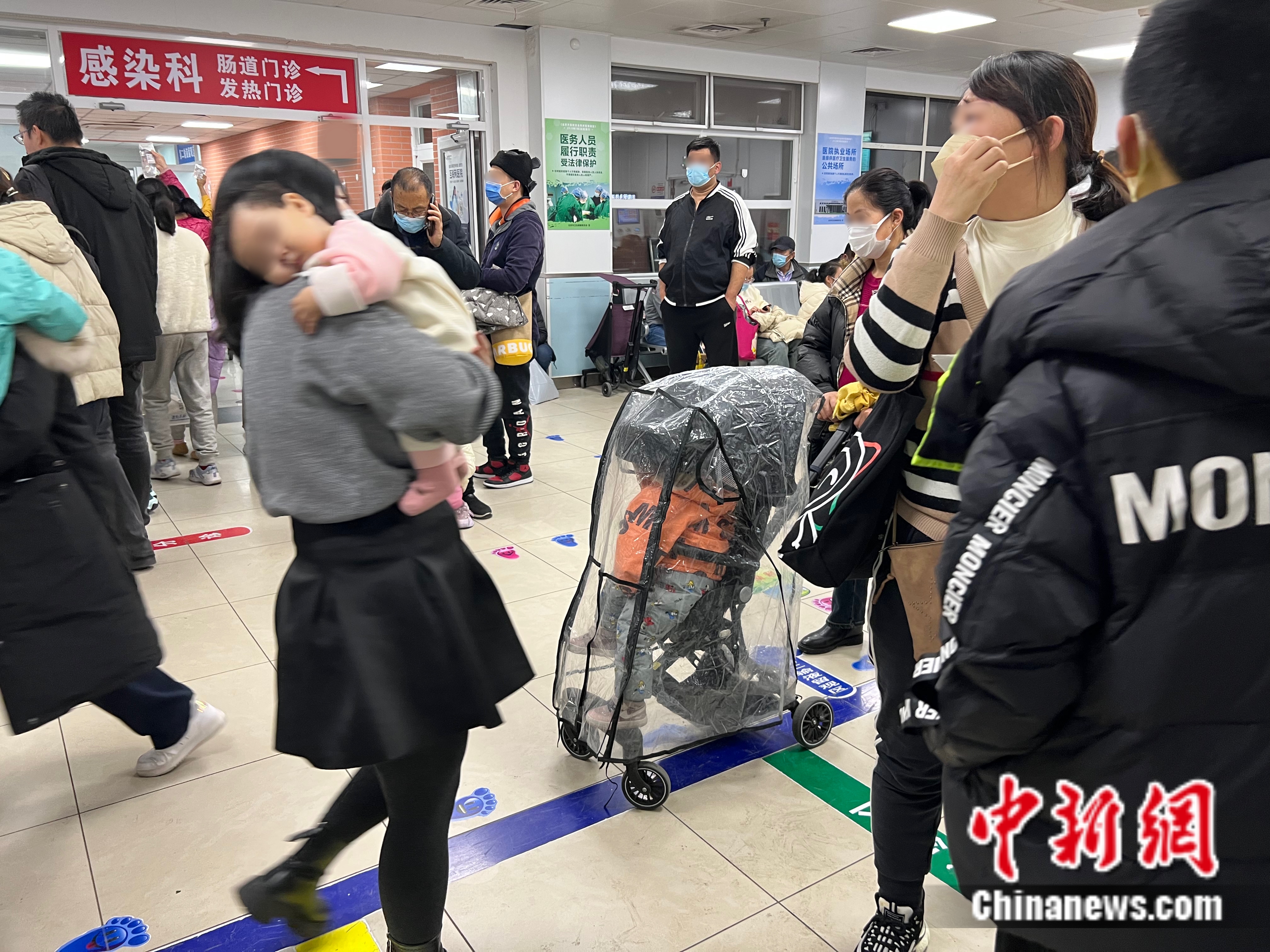 首儿所急诊室外。张钰惠 摄