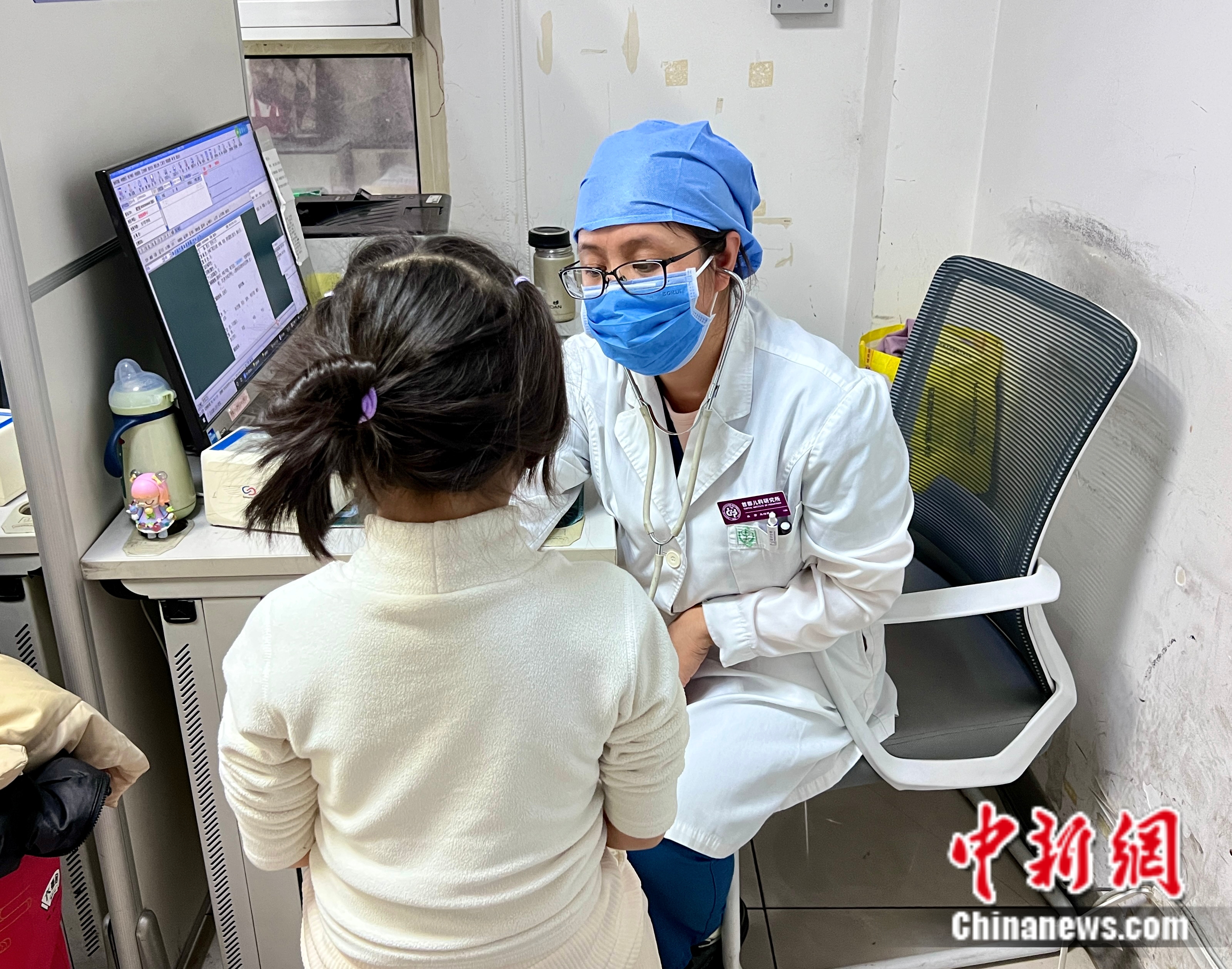 吕芳为患儿听诊。邵萌 摄