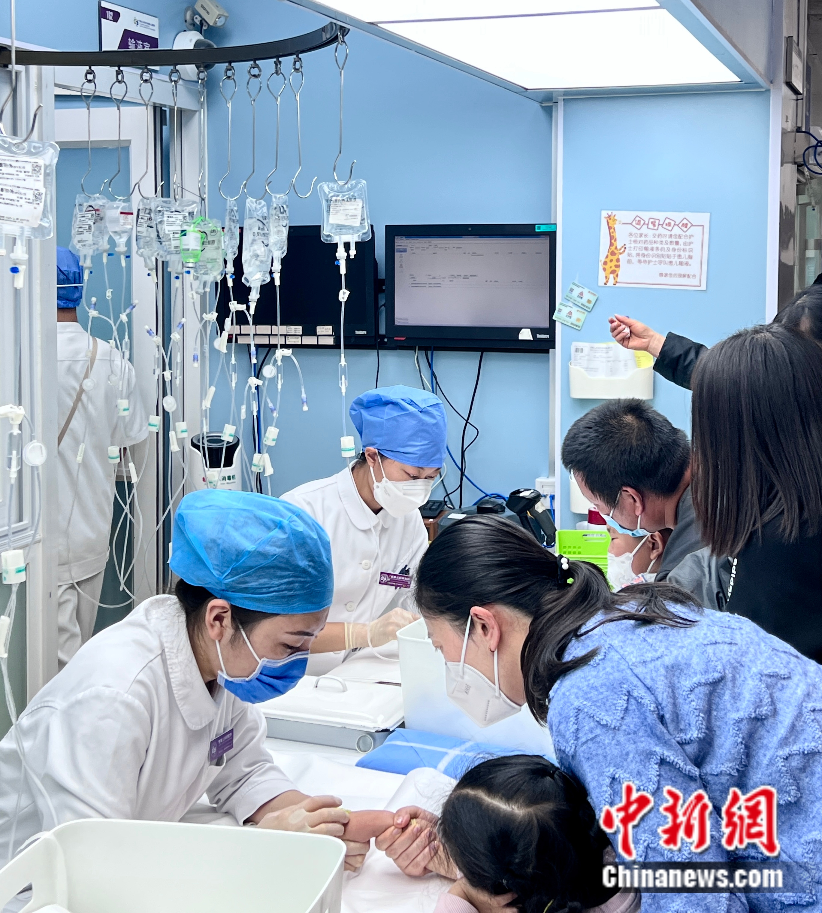 医护人员为患儿输液。邵萌 摄