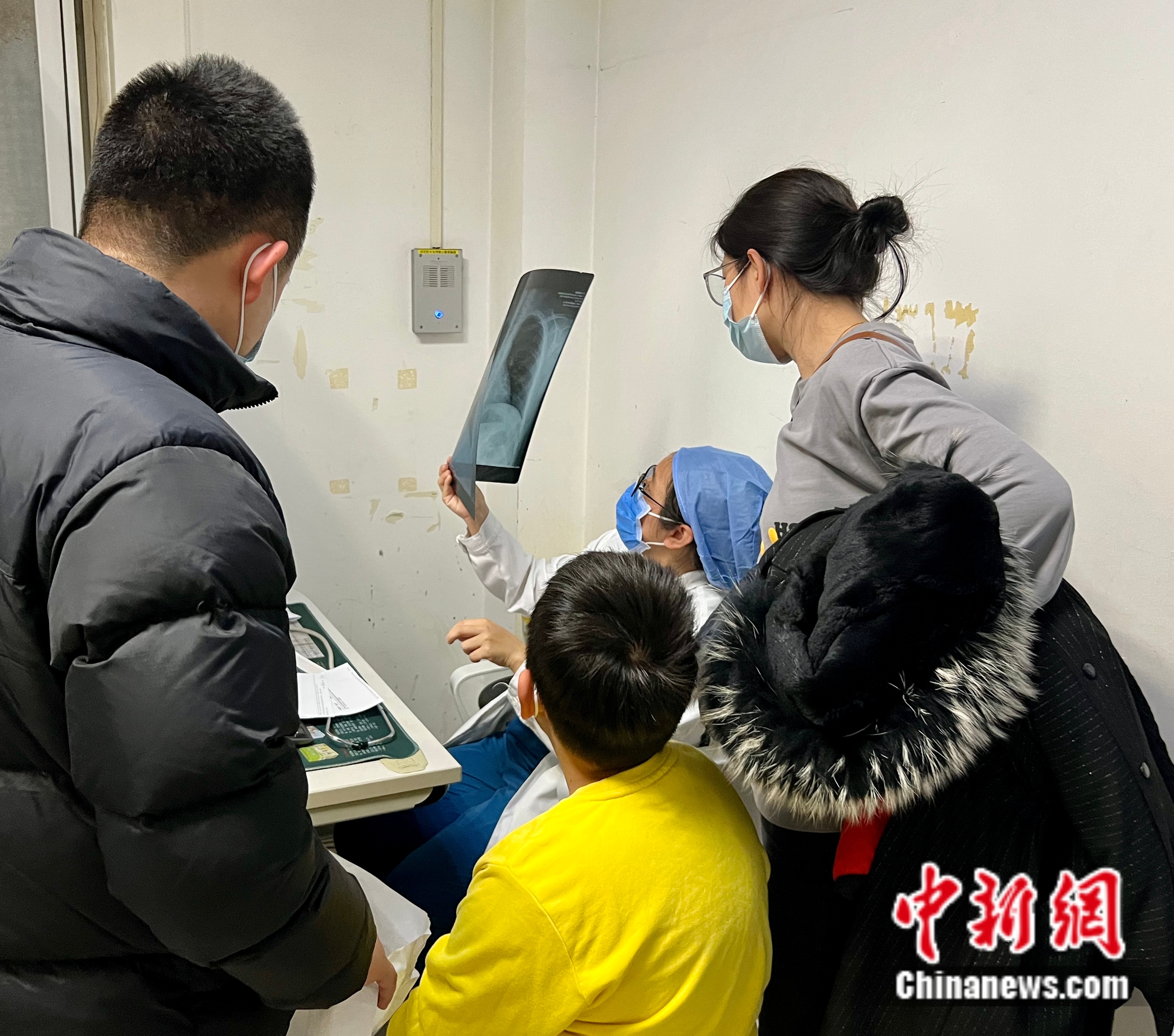 吕芳查看患儿检查结果。邵萌 摄