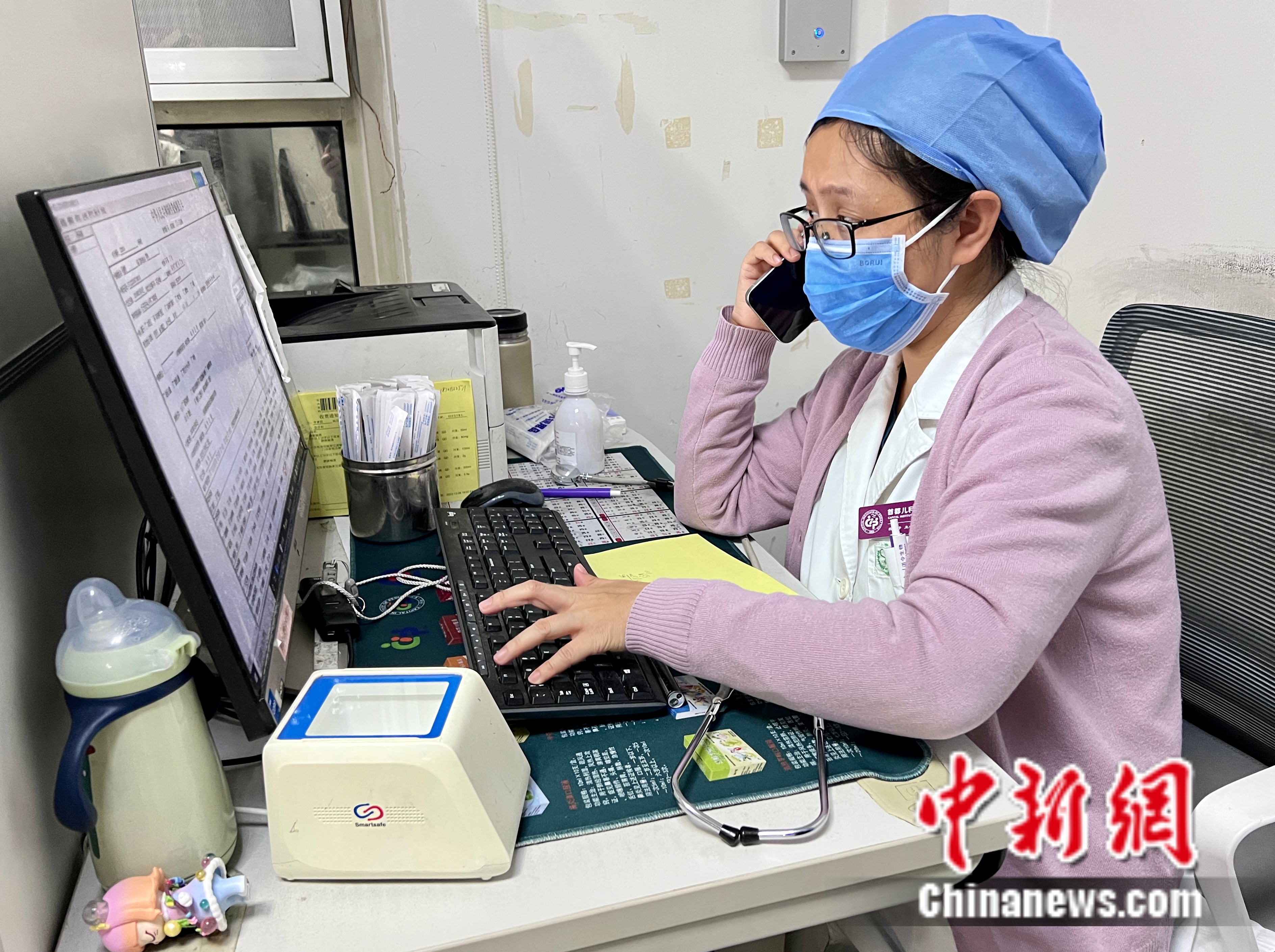 22:57，吕芳给患儿家长打电话通知检查结果。邵萌 摄