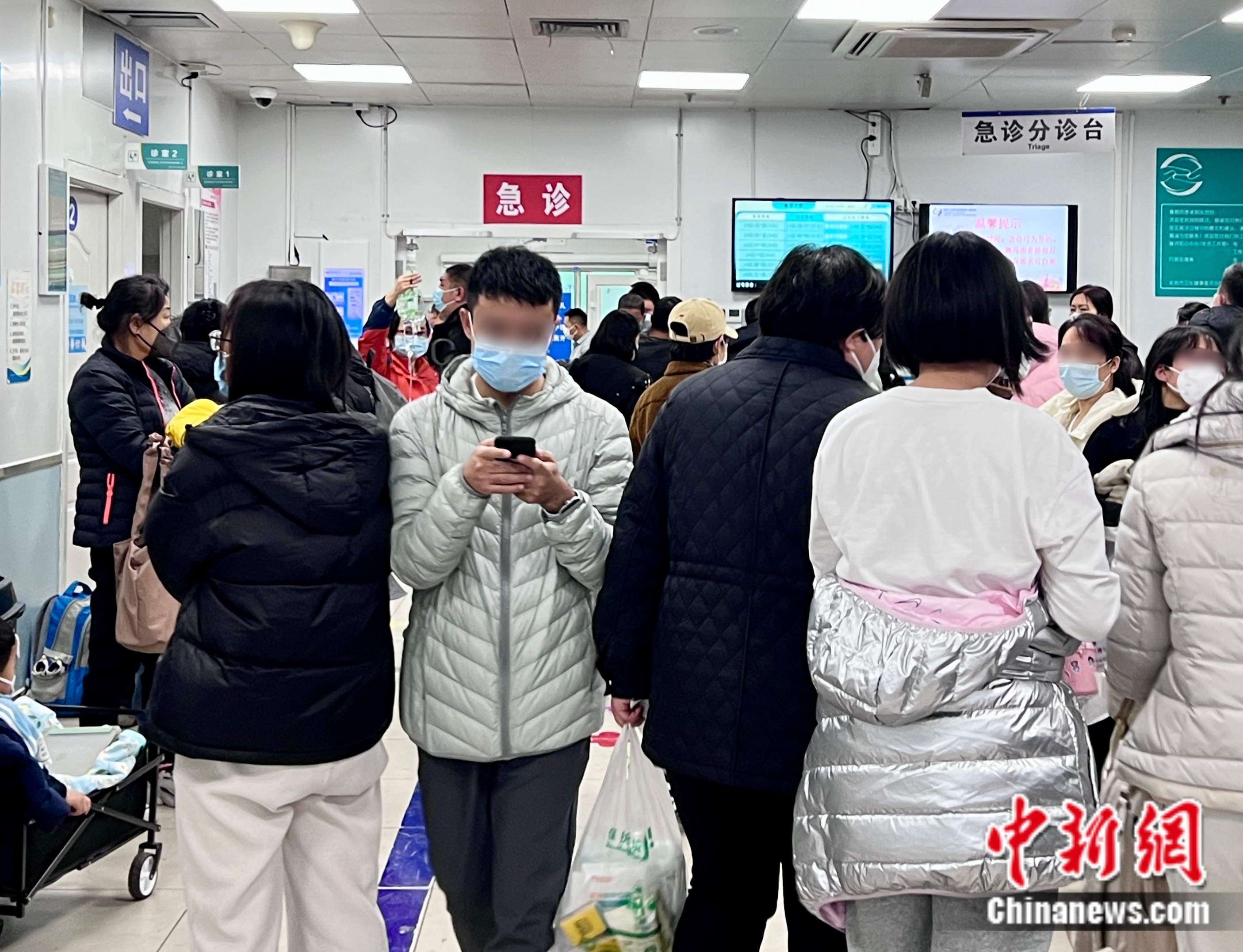 22:13，首都儿研所急诊候诊区挤满了人。邵萌 摄