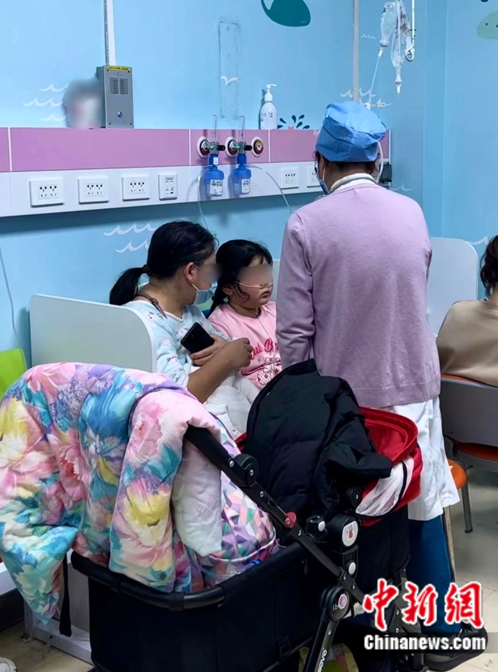 吕芳在呼吸治疗室查看患儿情况。张钰惠 摄