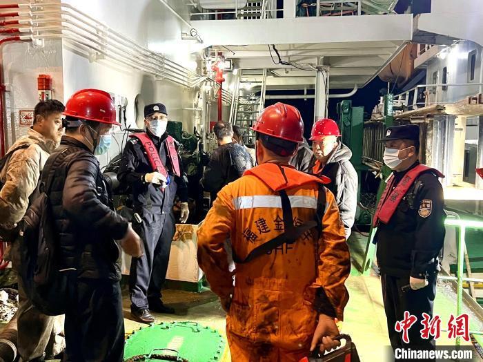 12月16日晚，宁德边检站移民管理警察进行港区巡查勤务。陈孝东 摄