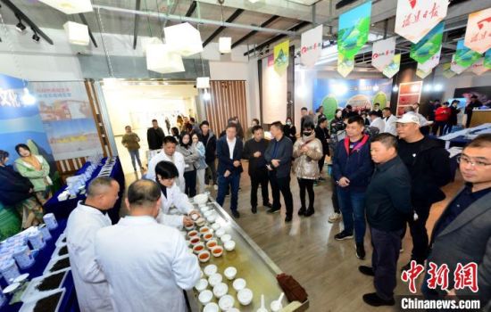24季两岸秋季茶王擂台赛评出10大茶王。　陆军航 摄