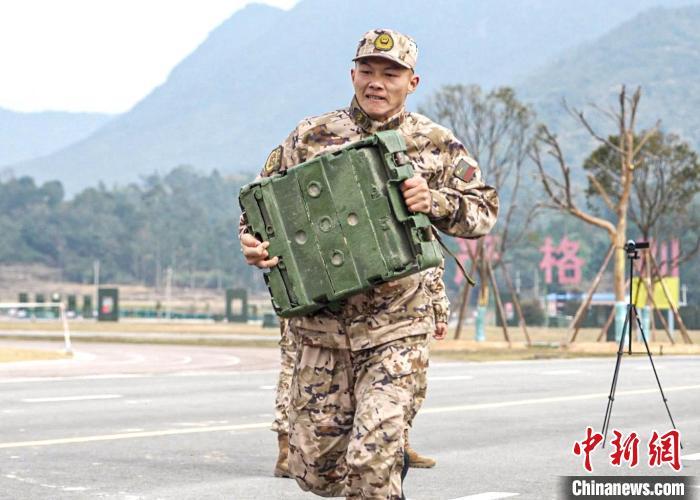 负重组合练习。　冯之枫 摄